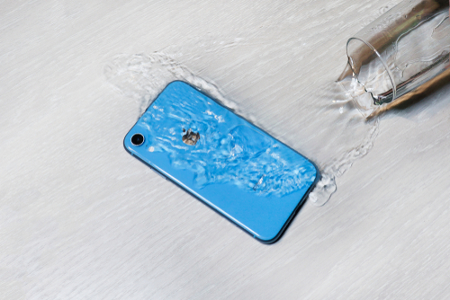 À l’approche de l’été, que faire si son IPhone tombe à l’eau ? 